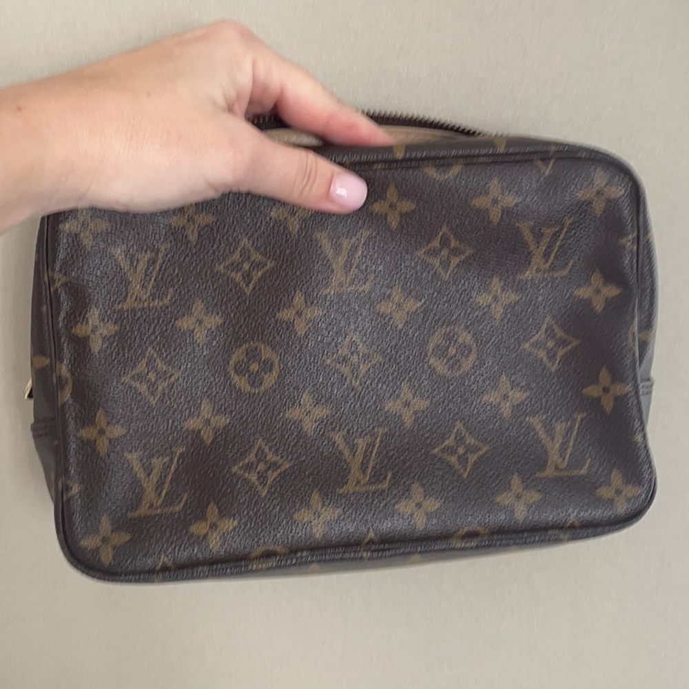 LOUIS VUITTON Monogram Trousse Toilette 23 - Picture 4 of 9